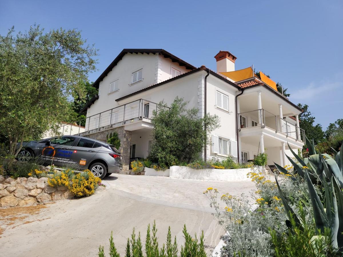 Apartments Chiara Mit Meerblick Und Pool Und Jacuzzi Lovran Exterior photo