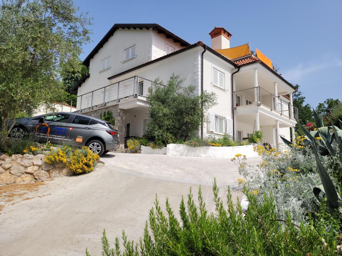 Apartments Chiara Mit Meerblick Und Pool Und Jacuzzi Lovran Exterior photo