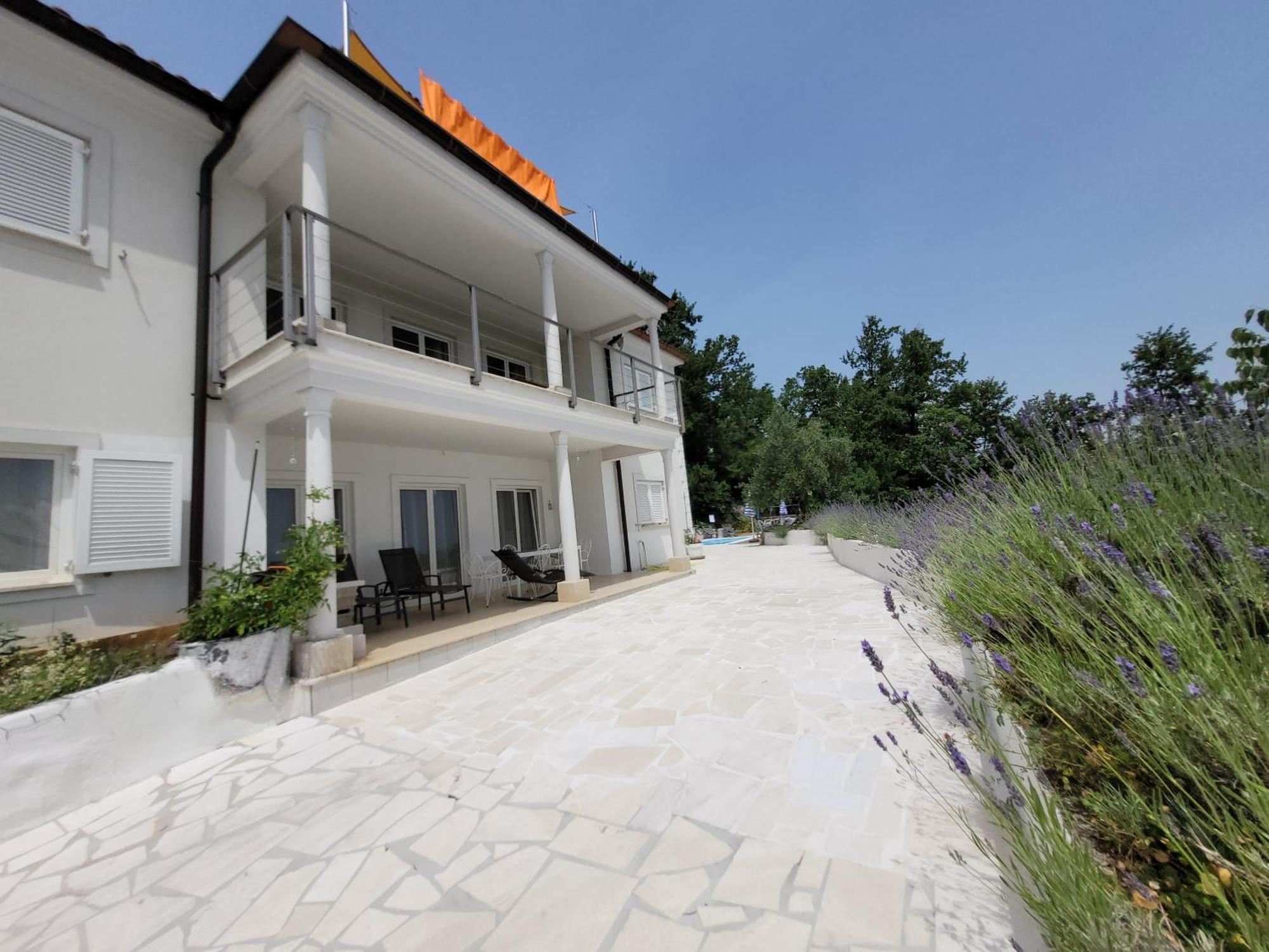 Apartments Chiara Mit Meerblick Und Pool Und Jacuzzi Lovran Exterior photo