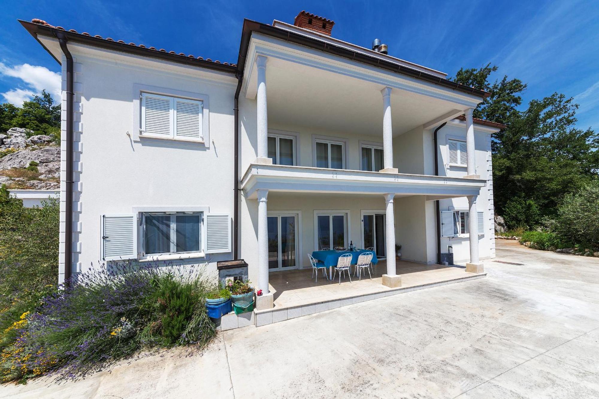 Apartments Chiara Mit Meerblick Und Pool Und Jacuzzi Lovran Exterior photo