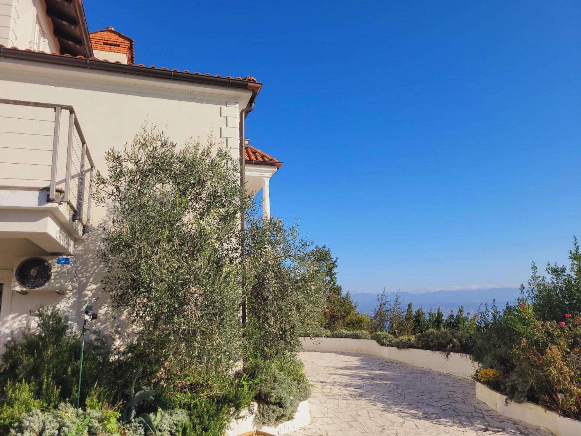 Apartments Chiara Mit Meerblick Und Pool Und Jacuzzi Lovran Exterior photo