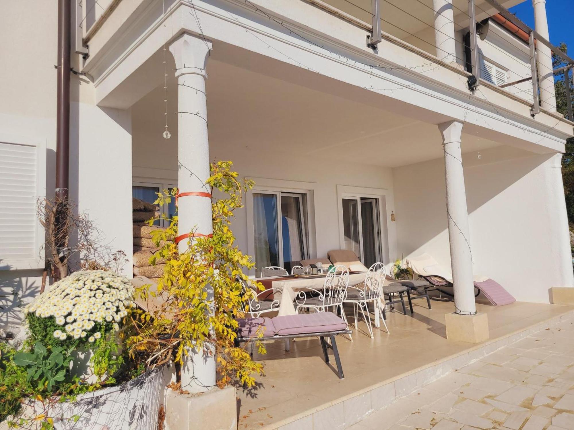 Apartments Chiara Mit Meerblick Und Pool Und Jacuzzi Lovran Exterior photo